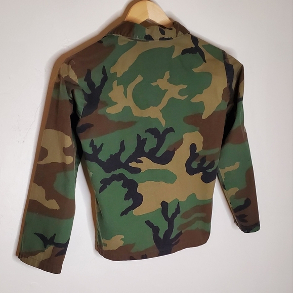 Camouflage Short Button-Up Jacket with Flapped Pockets - Picture 11 of 12